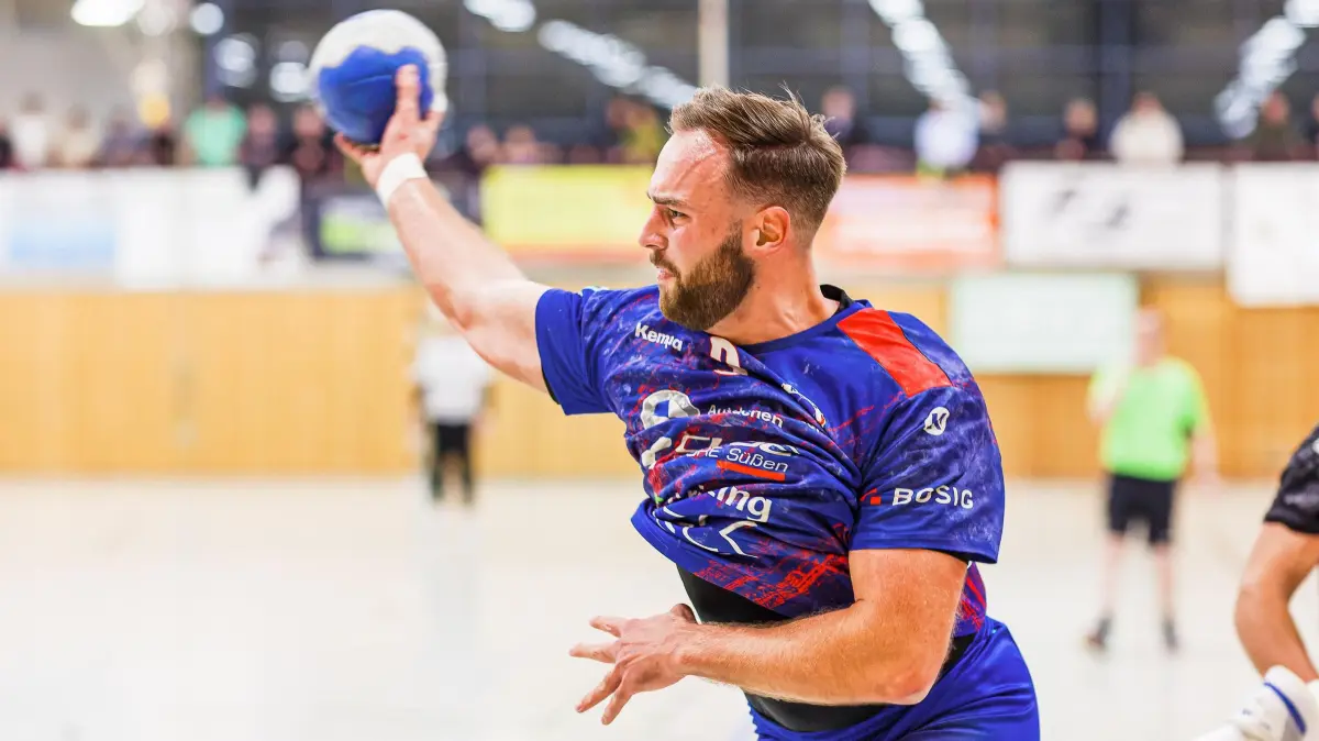 Handball Landesliga Staffel 3: Handball Landesliga Staffel 3; KuGiS Handball - HSG Ebersbach/Bünzwangen;
Martin Putz (SG KuGi, #3);
07.11.2025; Ankenhalle; Kuchen.
Foto: Thomas Madel