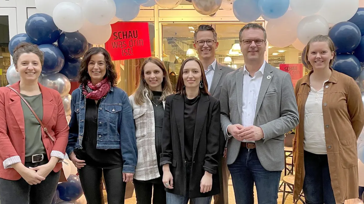 (ohne Überschrift): Vorsicht: Dieses Foto ist möglicherweise nur für den einstigen Verlag Schwäbisches Tagblatt verwendbar. Eröffnung des städtisch geförderten Pop-up-Stores in der Marktstraße Rottenburg, 29.2.2024. von links: Simone Schmid, Annette Weinstein und Annabelle Francisco von der WTG, Textilkünstlerin und derzeitige Ladenflächennutzerin Anna Weber, Bürgermeister Hendrik Bednarz, Oberbürgermeister Stephan Neher und
Christina Gsell (WTG). Bild: Jana Breuling