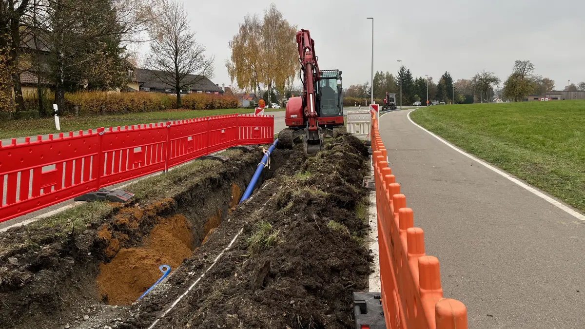 Bauarbeiten, Baustelle Onolzheim Hauptstraße, Glasfaserkabel beschädigt, Netz Störung, Absperrung, Graben, Rohre, Bagger