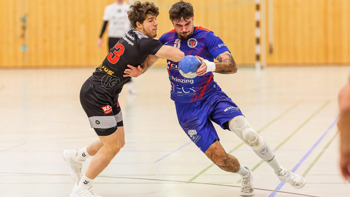 Handball Landesliga Staffel 3: Handball Landesliga Staffel 3; KuGiS Handball - HSG Ebersbach/Bünzwangen;
Felix Hummel (HSG Ebersbach/Bünzwangen, #73) und Marcos Haas (SG KuGi, #9);
07.11.2025; Ankenhalle; Kuchen.
Foto: Thomas Madel