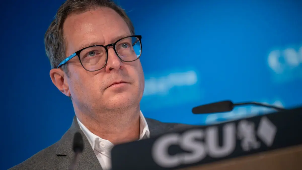 CSU-Generalsekretär Martin Huber: ARCHIV - 20.10.2025, Bayern, München: Martin Huber (r), CSU-Generalsekretär, nimmt nach der Sitzung des CSU-Vorstands, an einer Pressekonferenz in der CSU-Landesleitung teil. (zu dpa: «AfD-Russlandreise: CSU spricht von Landesverrat») Foto: Peter Kneffel/dpa +++ dpa-Bildfunk +++