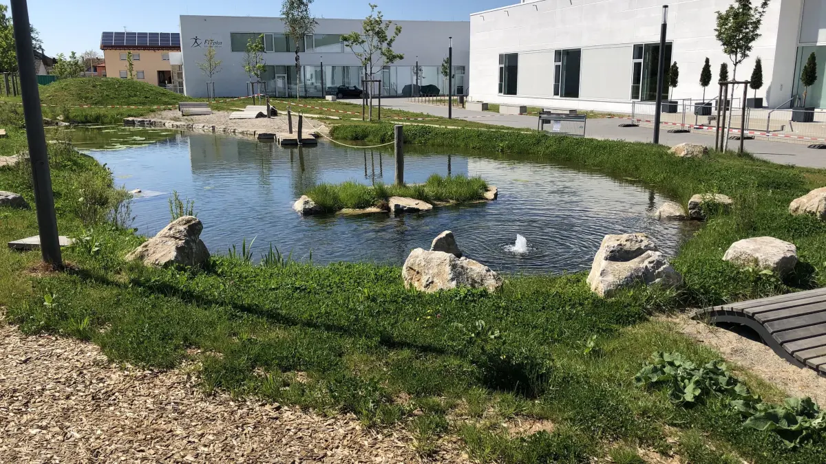 Bewegungspark mit Teich bei der Kulturhalle in Süßen