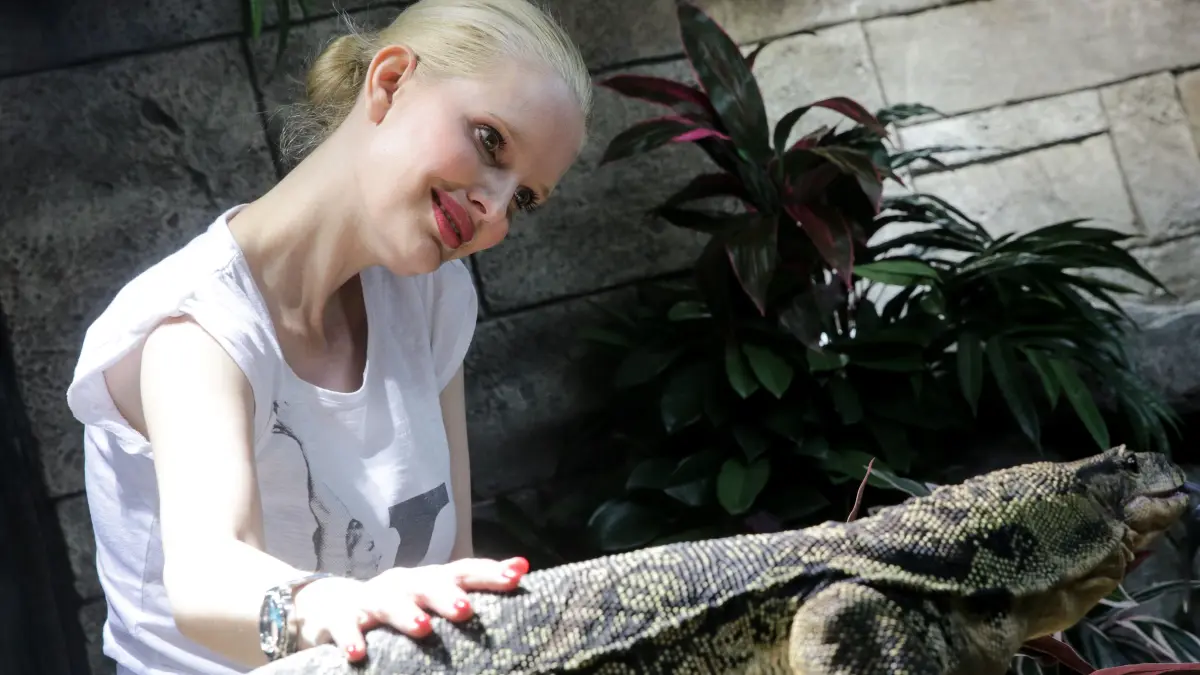 Die Schauspielerin Mirja Du Mont wird wohl bald nicht nur Echsen im Zoo streicheln (so wie hier, 2015). Sie soll 2026 bei Ich bin ein Star - Holt mich hier raus in den australischen Dschungel ziehen.