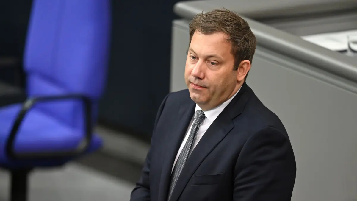 Bundestag: 07.11.2025, Berlin: Lars Klingbeil (SPD), Bundesminister der Finanzen, spricht im Plenum im deutschen Bundestag. Themen sind unter anderem die Finanzierung des Deutschlandtickets, verbesserte Finanzierungsmöglichkeiten von Start-ups sowie 80 Jahre Vereinte Nationen. Foto: Elisa Schu/dpa +++ dpa-Bildfunk +++
