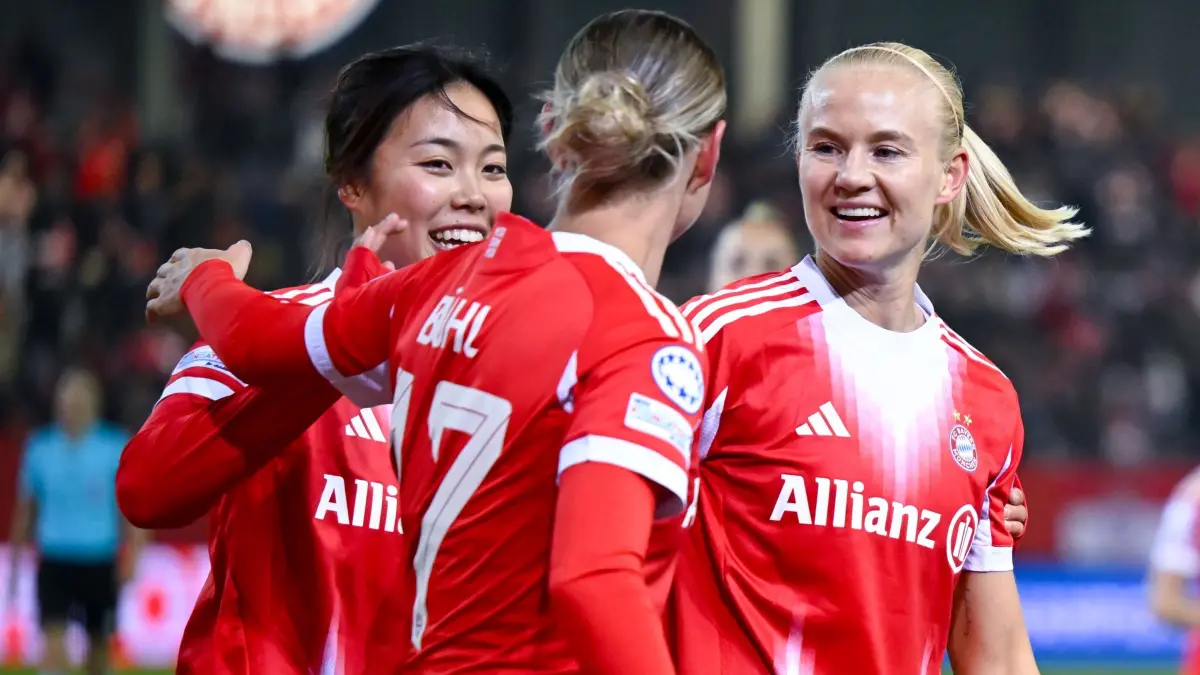 FC Bayern siegt gegen Union-Frauen: ARCHIV - 16.10.2025, Bayern, München: Fußball, Frauen: Champions League, Bayern München - Juventus Turin, Vorrunde, 2. Spieltag am FC Bayern Campus. Momoko Tanikawa (l-r, Bayern München), Klara Bühl (Bayern München) und Pernille Harder (Bayern München) jubeln über das Tor zum 1:0. Harder traf gegen die Union-Frauen beim 4:0-Sieg. (zu dpa: «Siebter Sieg in Serie - Bayern-Frauen dominieren Union») Foto: Sven Hoppe/dpa +++ dpa-Bildfunk +++