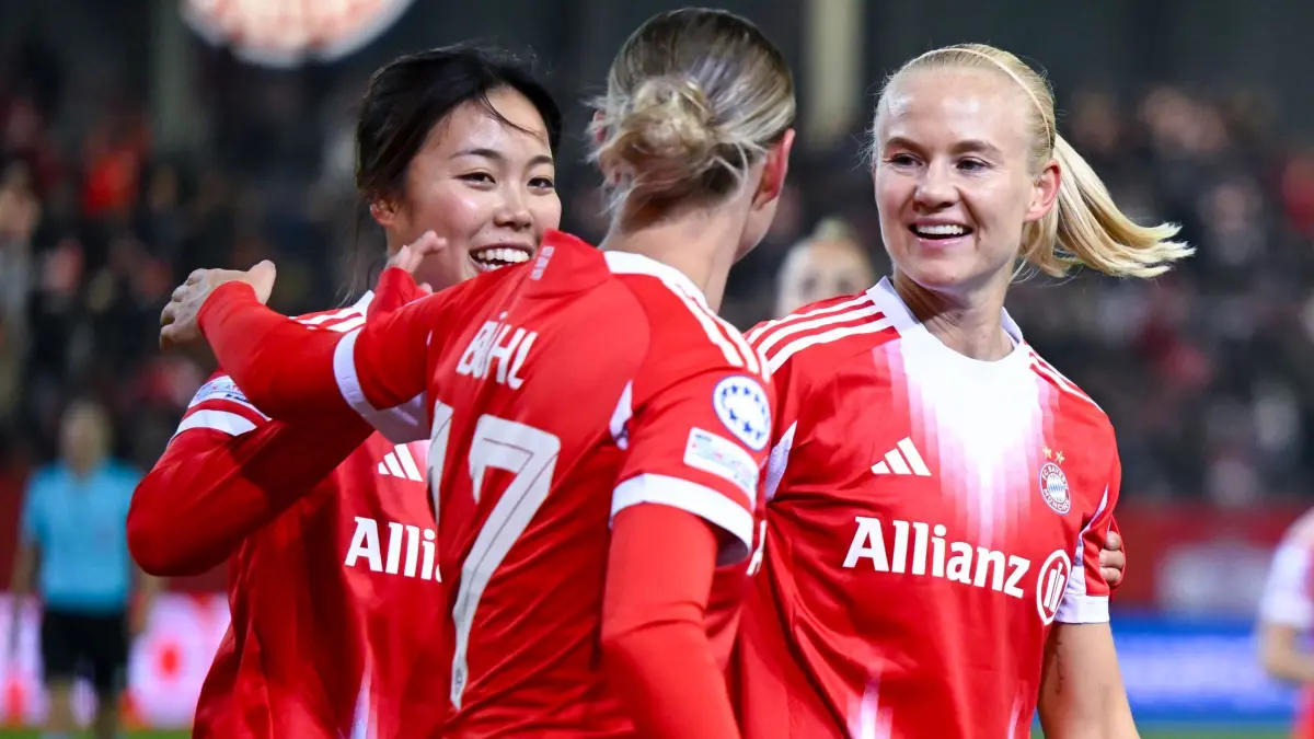 FC Bayern siegt gegen Union-Frauen: ARCHIV - 16.10.2025, Bayern, München: Fußball, Frauen: Champions League, Bayern München - Juventus Turin, Vorrunde, 2. Spieltag am FC Bayern Campus. Momoko Tanikawa (l-r, Bayern München), Klara Bühl (Bayern München) und Pernille Harder (Bayern München) jubeln über das Tor zum 1:0. Harder traf gegen die Union-Frauen beim 4:0-Sieg. (zu dpa: «Siebter Sieg in Serie - Bayern-Frauen dominieren Union») Foto: Sven Hoppe/dpa +++ dpa-Bildfunk +++