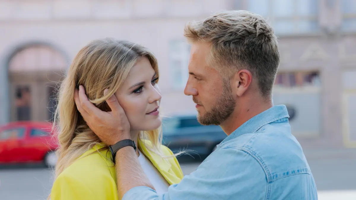 Alicia (Josefin Bressel) misstraut ihrem Freund Paul (NIklas Osterloh).