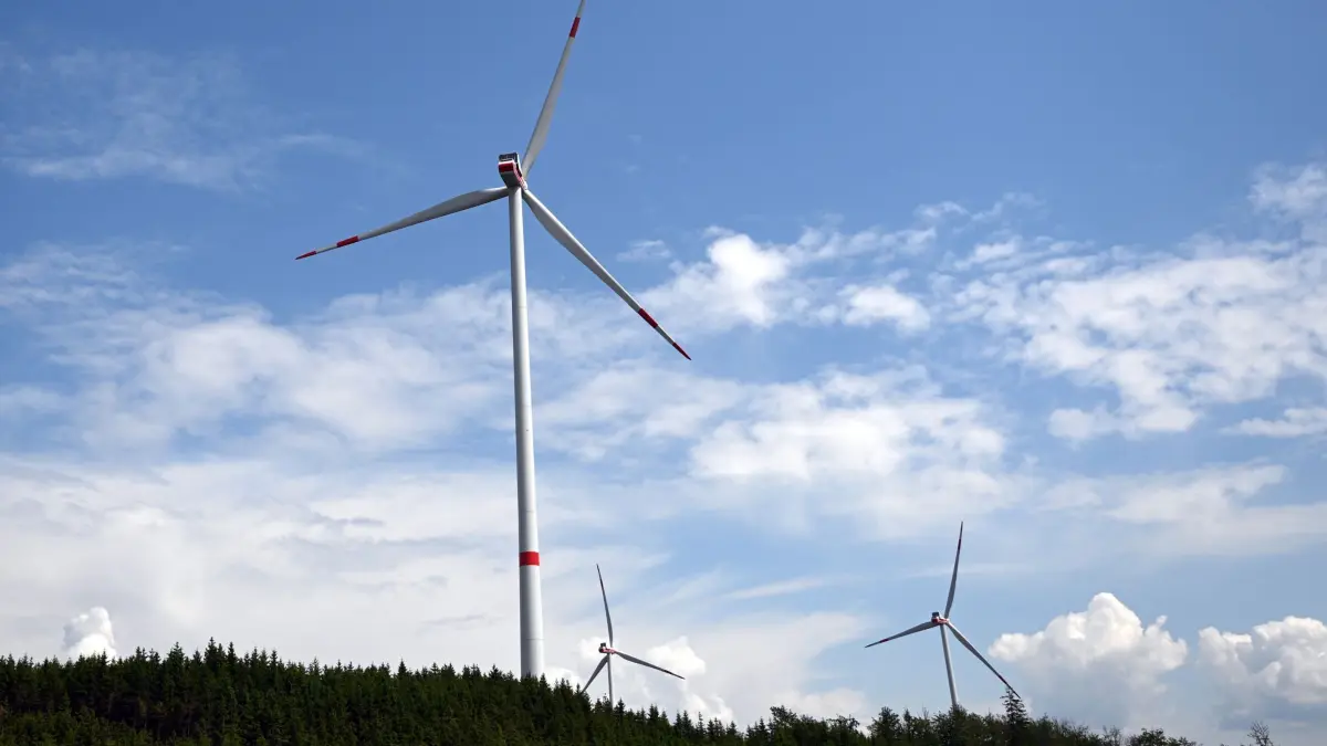 Wald-Windpark in Bad Berleburg: ARCHIV - 06.06.2023, Nordrhein-Westfalen, Bad Berleburg: Wolken ziehen über Windräder zur Stromerzeugung. (zu dpa: «Neuere Studien widerlegen AfD-Zahlen zu Windrad-Abrieb») Foto: Federico Gambarini/dpa +++ dpa-Bildfunk +++