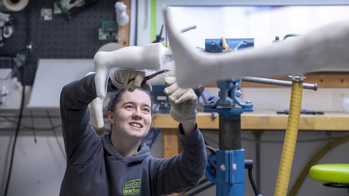 Fiona Hoer macht eine Ausbildung zur Orthopädietechnik-Mechanikerin und engagiert sich als Ausbildungsbotschafterin fürs Handwerk