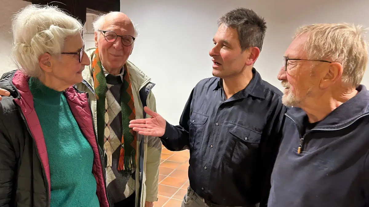 Vortrag zu Jan Budzyn - Sie haben wichtige Beiträge zur Vergangenheitsbewältigung in Geislingen geleistet - von links: Sybille Eberhardt mit ihrem Mann Otto, der Referent des Abends Wilfried Scheu und Dr. Hansjürgen Gölz.