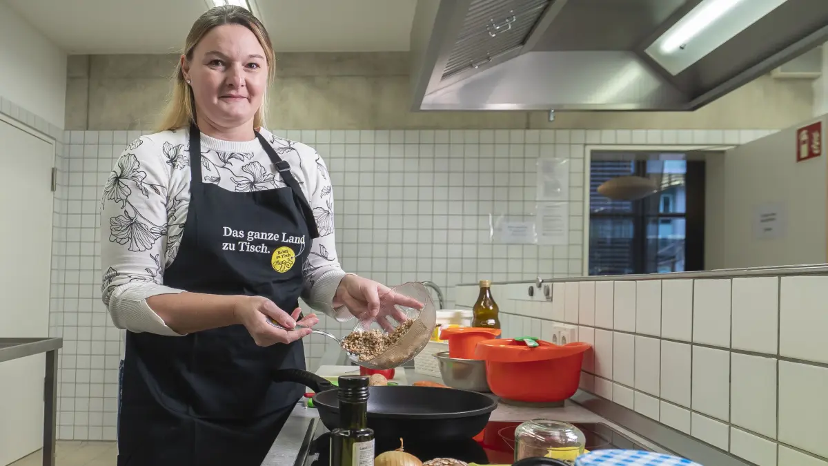 Frau Julia Hertenberger vom Landratsamt (Hauswirtschaft und Ernährung)Frau Julia Hertenberger, vielleicht in der Küche des Landratsamts oder in dem Kräutergarten - es geht um antientzündliche und darmfreundliche Ernährung -