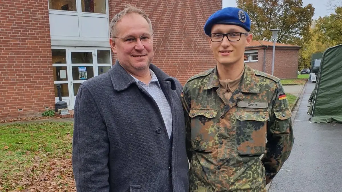 Kevin Gorus aus Gaildorf (rechts) mit seinem Vater Adam. Ein Jahr lang war die Uniform für den 19-Jährigen die tägliche Arbeitskleidung. Die Zeit beim Bund habe ihn selbstständiger, reifer und belastbarer gemacht, sagt er rückblickend.