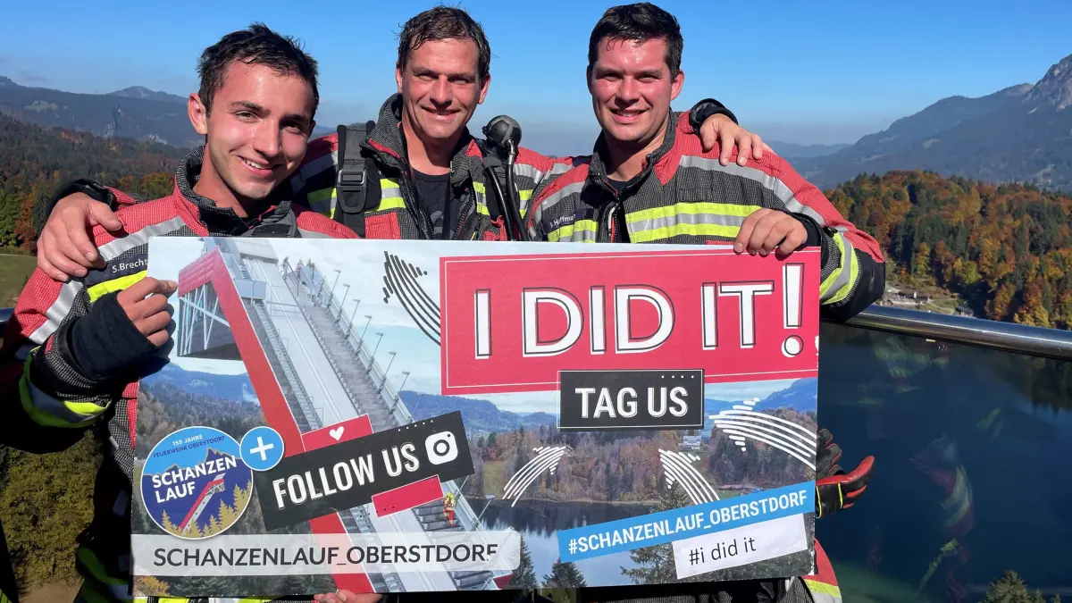 Silas Brecht (von links), Patrick Gompper und Benedikt Hoffmann haben am Schanzenlauf der Feuerwehr Oberstdorf teilgenommen. Oben angekommen, wurden die Hechinger Feuerwehrleute mit einer gigantischen Aussicht belohnt.