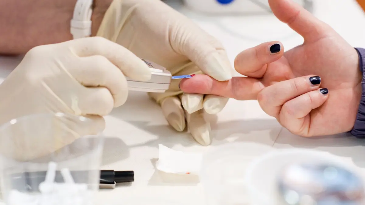 Eine Frau lässt ihren Blutzucker messen: ARCHIV - Tanzt der Blutzucker aus der Reihe? Der Gesundheits-Check-up in der Hausarztpraxis ist eine gute Gelegenheit, der Frage nachzugehen. (zu dpa: «Habe ich Diabetes? Wie man der Erkrankung auf die Spur kommt») Foto: Klaus-Dietmar Gabbert/dpa-mag - Honorarfrei nur für Bezieher des Dienstes dpa-Magazin +++ dpa-Magazin +++