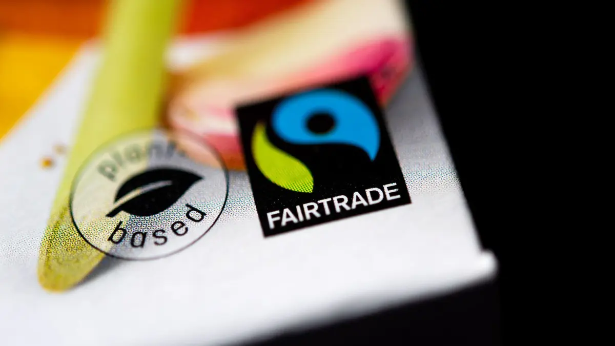 Fairtrade: ARCHIV - 28.09.2022, Bremen: Das Fairtrade-Siegel ist auf einer Lebensmittelverpackung. (zu dpa: «Saarland ist das erste Fairtrade-Bundesland») Foto: Sina Schuldt/dpa +++ dpa-Bildfunk +++