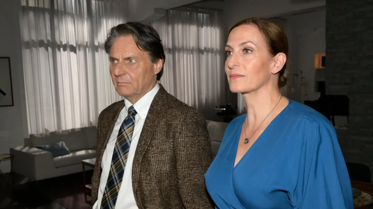 Jo Gerner (Wolfgang Bahro) sucht bei Katrin (Ulrike Frank) nach einer Lösung, wie er mit Julian umgehen sollte.