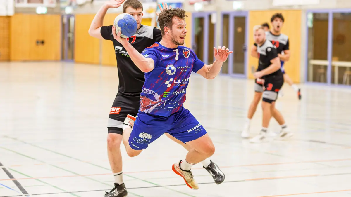 Handball Landesliga Staffel 3: Handball Landesliga Staffel 3; KuGiS Handball - HSG Ebersbach/Bünzwangen;
Andre Grupp (SG KuGi, #7) und Nick Kreidenweiß (HSG Ebersbach/Bünzwangen, #17);
07.11.2025; Ankenhalle; Kuchen.
Foto: Thomas Madel