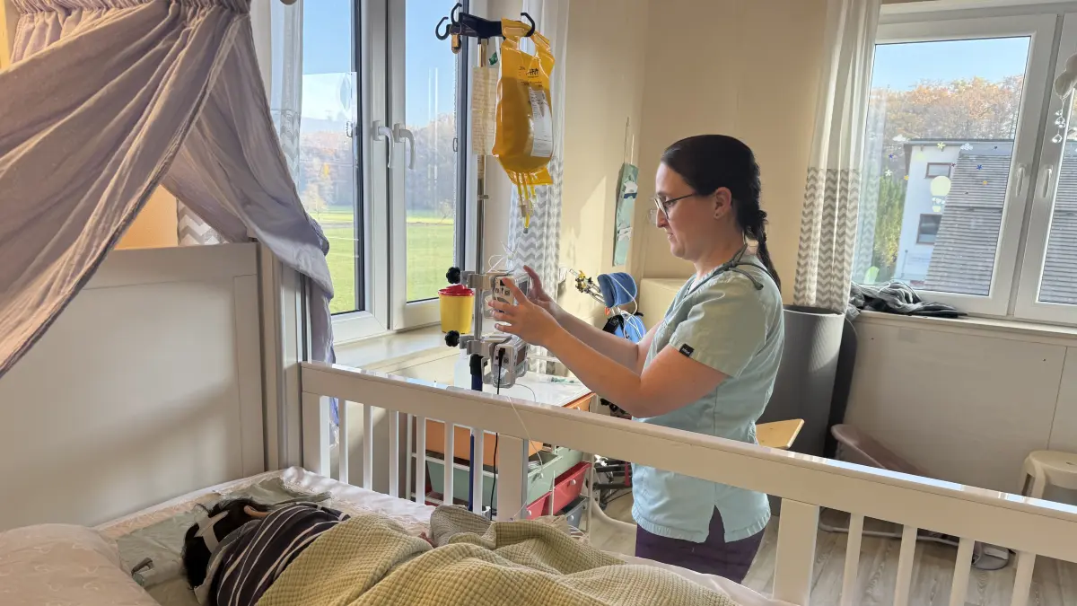 Christine Schoy vom Padiatrieteam wechselt einmal täglich die Infusion für die parenterale Ernährung