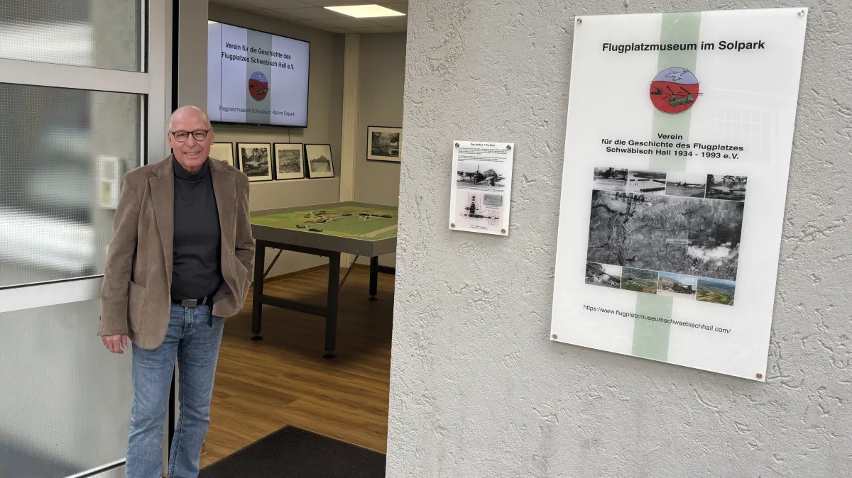 Udo Illig, Vorsitzender des Vereins für die Geschichte des Flugplatzes Schwäbisch Hall 1934 - 1993 e. V., öffnet die neue Eingangstür zum Museum im "Haus der Wirtschaft" in Hessental.