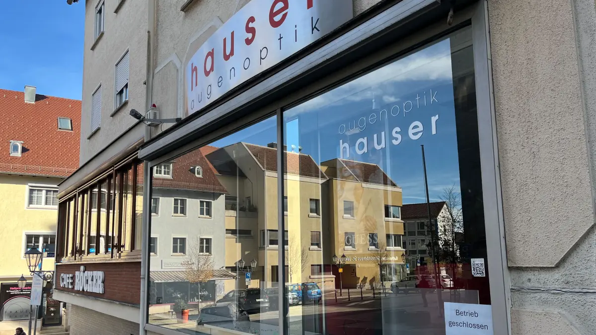 Die Werbung überm Schaufenster von Optik Hauser muss noch abmontiert werden. Bedeutend ist das vergleichsweise kleine Stück Papier rechts unten. Dort steht "geschlossen", und das gilt für immer.