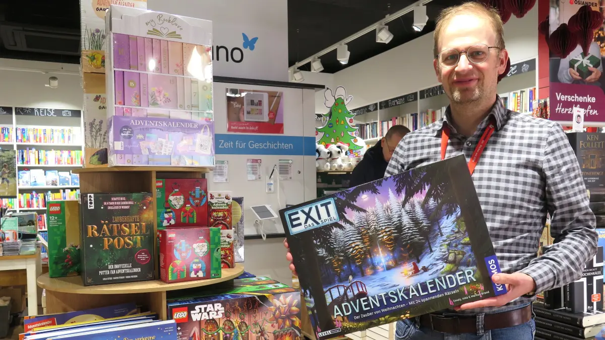 Christian Ludewig präsentiert den "Exit-Adventskalender", einen der Bestseller.