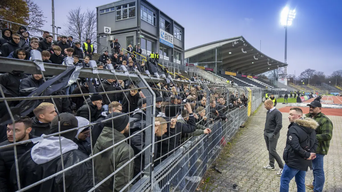 SSV Ulm Fussball gegen Rostock Nach dem Spiel Thiele und Fans