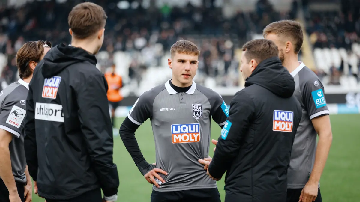 Fußball, SSV Ulm 1846, Heimspiel gegen Hansa Rostock, Max Scholze im Gespräch mit Moritz Glasbrenner, gleich wird er eingewechselt