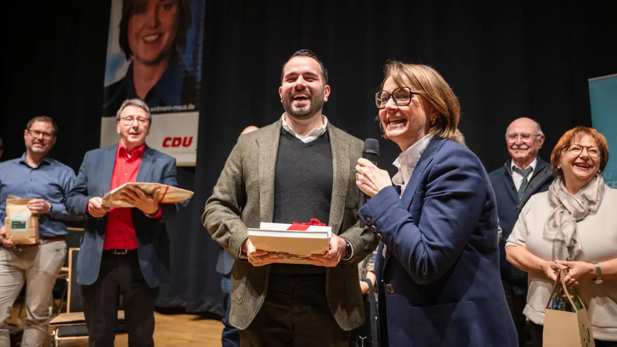 Ehrungsnachmittag für Staatsministerin a.D. Annette Widmann-Mauz in der Rottenburger Zehntscheuer. Viele Geschenke bekam Widmann-Mauz von den CDU-Kreisverbänden, hier überreicht Armin Mozaffari Jovein von der Tübinger CDU den Ausstellungskatalog zur aktuellen Joseph-Beuys-Ausstellung in der Tübinger Kunsthalle.