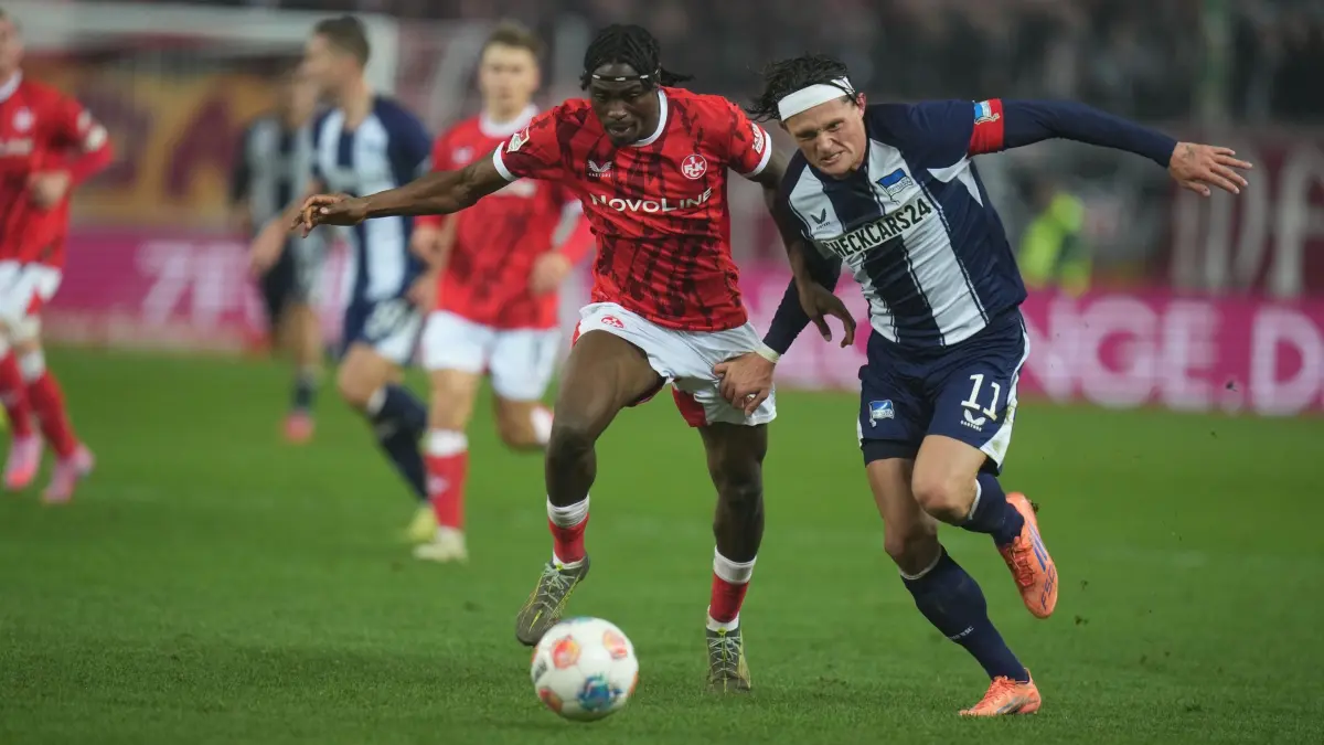 1. FC Kaiserslautern - Hertha BSC: 08.11.2025, Rheinland-Pfalz, Kaiserslautern: Fußball: 2. Bundesliga, 1. FC Kaiserslautern - Hertha BSC, 12. Spieltag, Fritz-Walter-Stadion. Dickson Abiama (1. FC Kaiserslautern, l) und Fabian Reese (Hertha BSC) kämpfen um den Ball Foto: Thomas Frey/dpa - WICHTIGER HINWEIS: Gemäß den Vorgaben der DFL Deutsche Fußball Liga bzw. des DFB Deutscher Fußball-Bund ist es untersagt, in dem Stadion und/oder vom Spiel angefertigte Fotoaufnahmen in Form von Sequenzbildern und/oder videoähnlichen Fotostrecken zu verwerten bzw. verwerten zu lassen. +++ dpa-Bildfunk +++