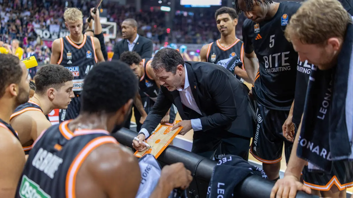 Telekom Baskets Bonn vs. Ratiopharm Ulm, Basketball, easy Credit BBL, 07. Spieltag, 2025/2026, 08.11.2025: Ty Harrelson (Ratiopharm Ulm, Head Coach) nimmt eine Auszeit, gibt Anweisungen
Telekom Baskets Bonn vs. Ratiopharm Ulm, Basketball, easy Credit BBL, 07. Spieltag, 2025/2026, 08.11.2025
Foto: Eibner-Pressefoto/Gerhard Wingender