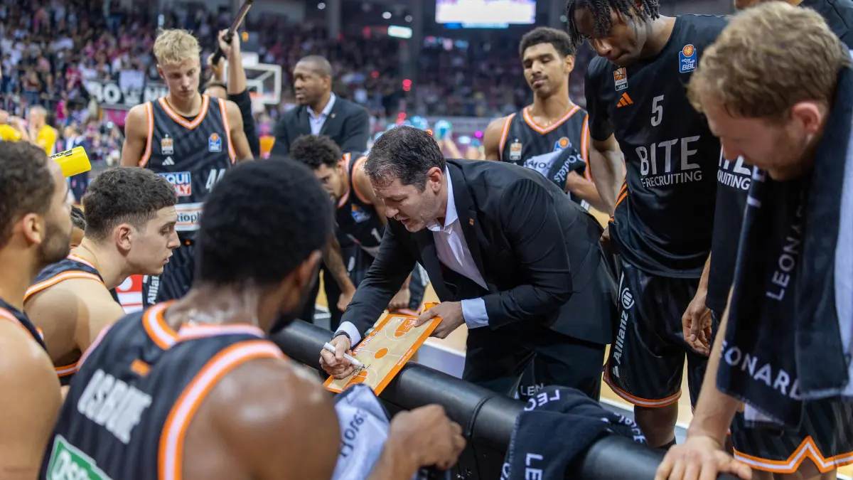 Telekom Baskets Bonn vs. Ratiopharm Ulm, Basketball, easy Credit BBL, 07. Spieltag, 2025/2026, 08.11.2025: Ty Harrelson (Ratiopharm Ulm, Head Coach) nimmt eine Auszeit, gibt Anweisungen
Telekom Baskets Bonn vs. Ratiopharm Ulm, Basketball, easy Credit BBL, 07. Spieltag, 2025/2026, 08.11.2025
Foto: Eibner-Pressefoto/Gerhard Wingender