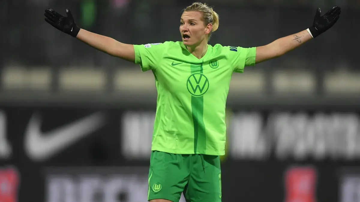Alexandra Popp vom VfL Wolfsburg: ARCHIV - 11.12.2024, Niedersachsen, Wolfsburg: Fußball, Frauen: Champions League, VfL Wolfsburg - AS Rom, Gruppenphase, Gruppe A, 5. Spieltag, AOK Stadion. Wolfsburgs Alexandra Popp gestikuliert während des Spiels. In Köln reichte es für den VfL nur zu einem 0:0. (zu dpa: «Trotz Überzahl: Wolfsburg patzt und verliert den Anschluss») Foto: Swen Pförtner/dpa +++ dpa-Bildfunk +++