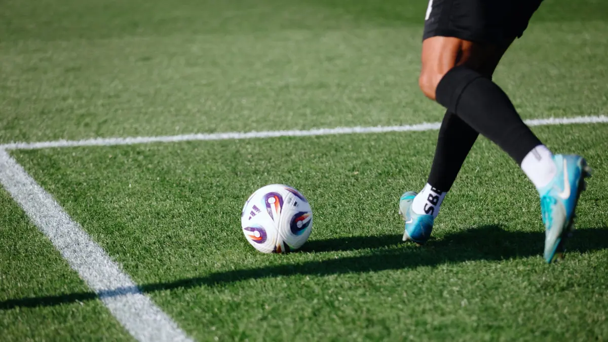 Fußball, SSV Ulm: Die Spatzen nach dem Heimspiel gegen Rostock am Samstag, 14 Uhr, Symbol, Fünftmeterraum, Ball, Schuss