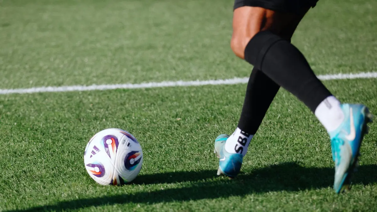 Fußball, SSV Ulm: Die Spatzen nach dem Heimspiel gegen Rostock am Samstag, 14 Uhr, Symbol, Fünftmeterraum, Ball, Schuss