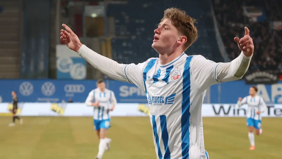Ryan Naderi: ARCHIV - 12.03.2025, Mecklenburg-Vorpommern, Rostock: Fußball: 3. Liga, Hansa Rostock - Erzgebirge Aue, 28. Spieltag, Ostseestadion: Ryan Naderi von Hansa Rostock jubelt nach seinem Tor zum 2-0. Auch gegen Wehen-Wiesbaden trifft er. (zu dpa: «Hansa weiter auf dem Weg nach oben: 5:0 in Ulm») Foto: Bernd Wüstneck/dpa +++ dpa-Bildfunk +++