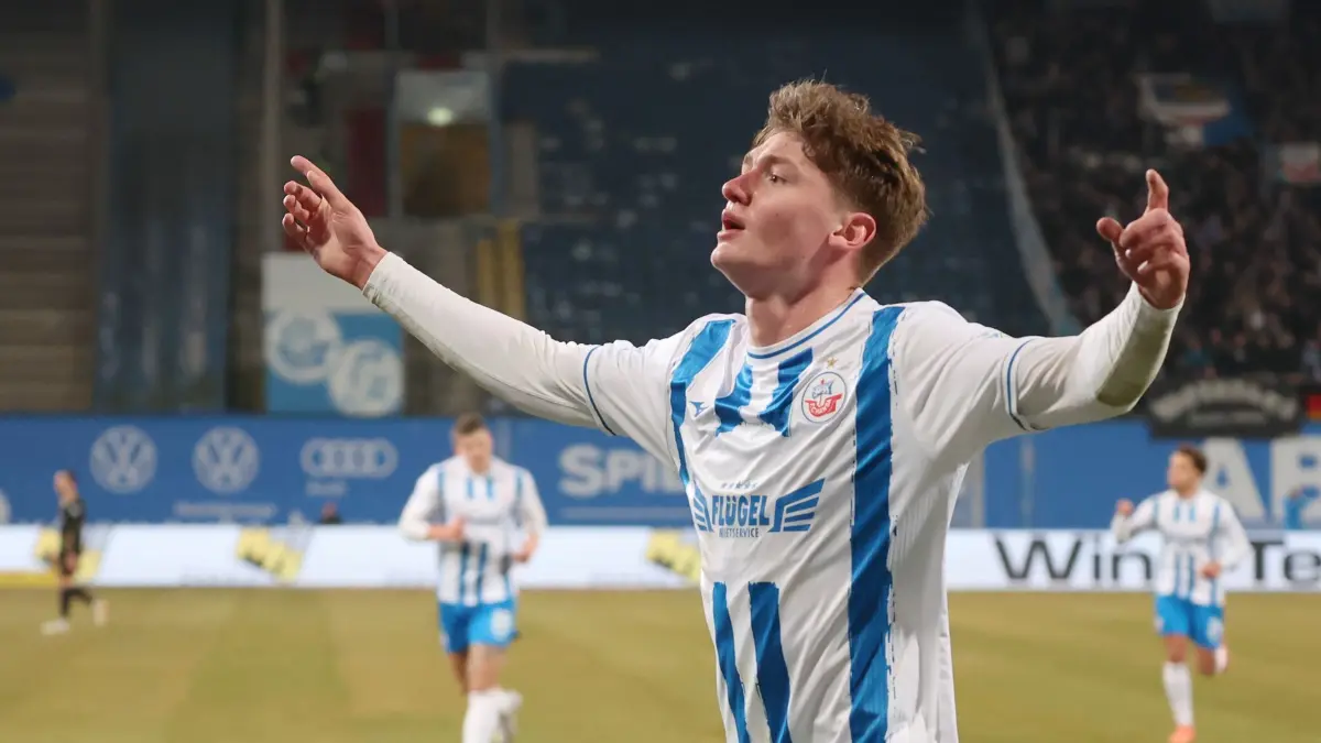 Ryan Naderi: ARCHIV - 12.03.2025, Mecklenburg-Vorpommern, Rostock: Fußball: 3. Liga, Hansa Rostock - Erzgebirge Aue, 28. Spieltag, Ostseestadion: Ryan Naderi von Hansa Rostock jubelt nach seinem Tor zum 2-0. Auch gegen Wehen-Wiesbaden trifft er. (zu dpa: «Hansa weiter auf dem Weg nach oben: 5:0 in Ulm») Foto: Bernd Wüstneck/dpa +++ dpa-Bildfunk +++