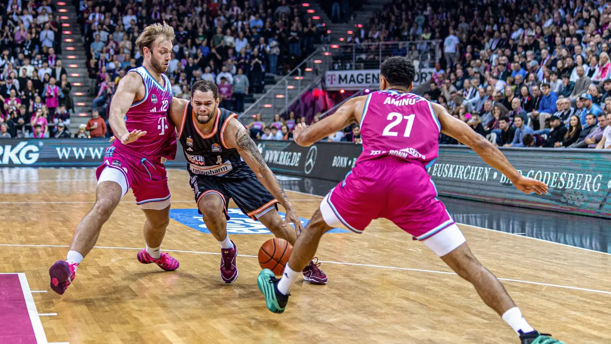 Telekom Baskets Bonn vs. Ratiopharm Ulm, Basketball, easy Credit BBL, 07. Spieltag, 2025/2026, 08.11.2025: Christopher Ledlum (Ratiopharm Ulm, #04) will durch 2 Bonner Spieler, Melvin Jostmann (Telekom Baskets Bonn, #12), Joel Sadu Aminu (Telekom Baskets Bonn, #21)
Telekom Baskets Bonn vs. Ratiopharm Ulm, Basketball, easy Credit BBL, 07. Spieltag, 2025/2026, 08.11.2025
Foto: Eibner-Pressefoto/Gerhard Wingender