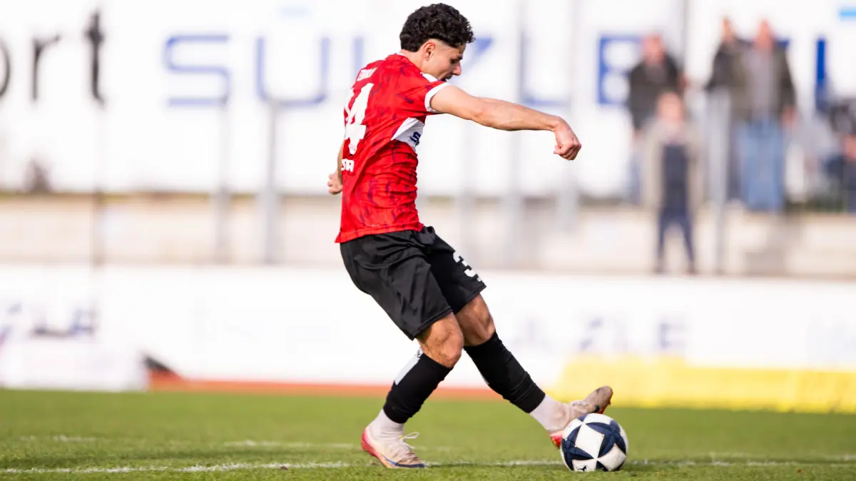 TSG Balingen vs. TSV Schott Mainz, Fussball, Regionalliga Suedwest, 16. Spieltag, Saison 2025/2026, 08.11.2025,: Halim Eroglu, (TSG Balingen, #34) den Ball im Blick, auf dem Weg zum Tor zum 1:0 fuer Balingen,
TSG Balingen vs. TSV Schott Mainz, Fussball, Regionalliga Suedwest, 16. Spieltag, Saison 2025/2026, 08.11.2025,
Eibner-Pressefoto/Andreas Ulmer