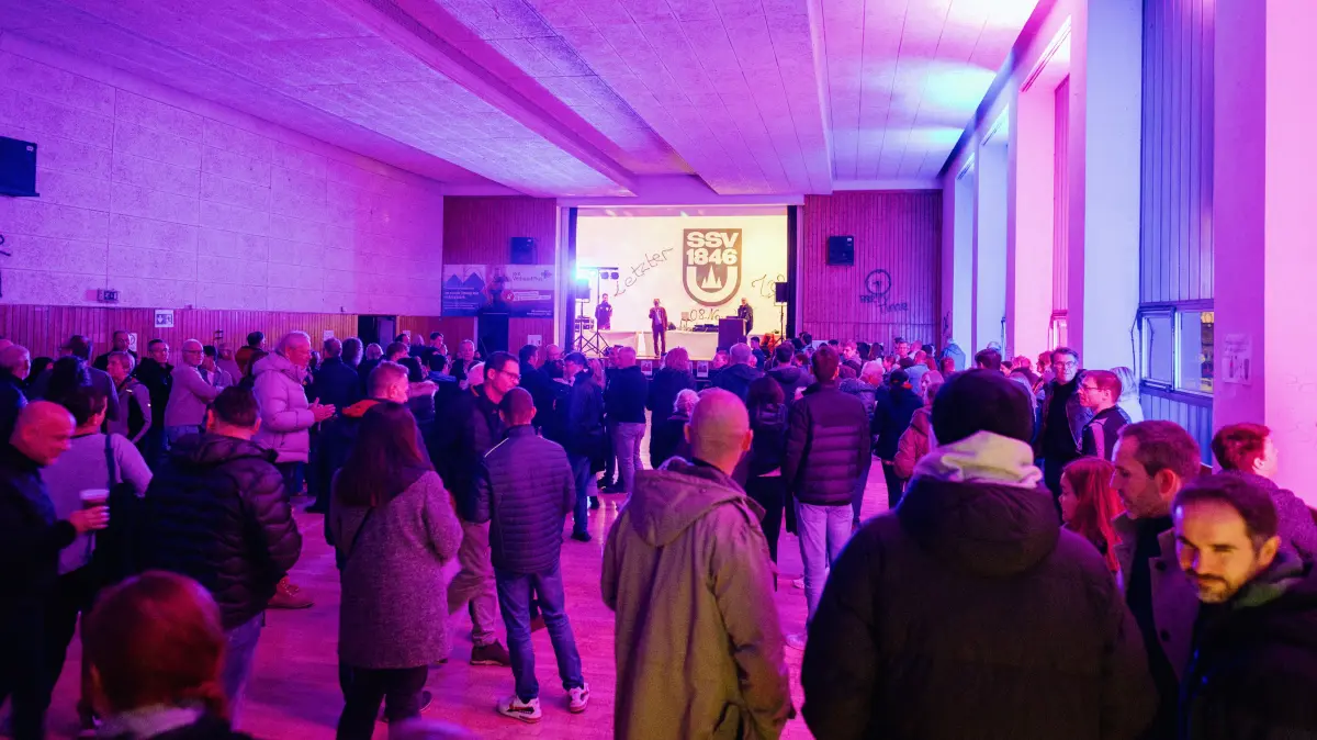 Versteigerung und Party - die Jahnhalle ist Geschichtein der Jahnhalle