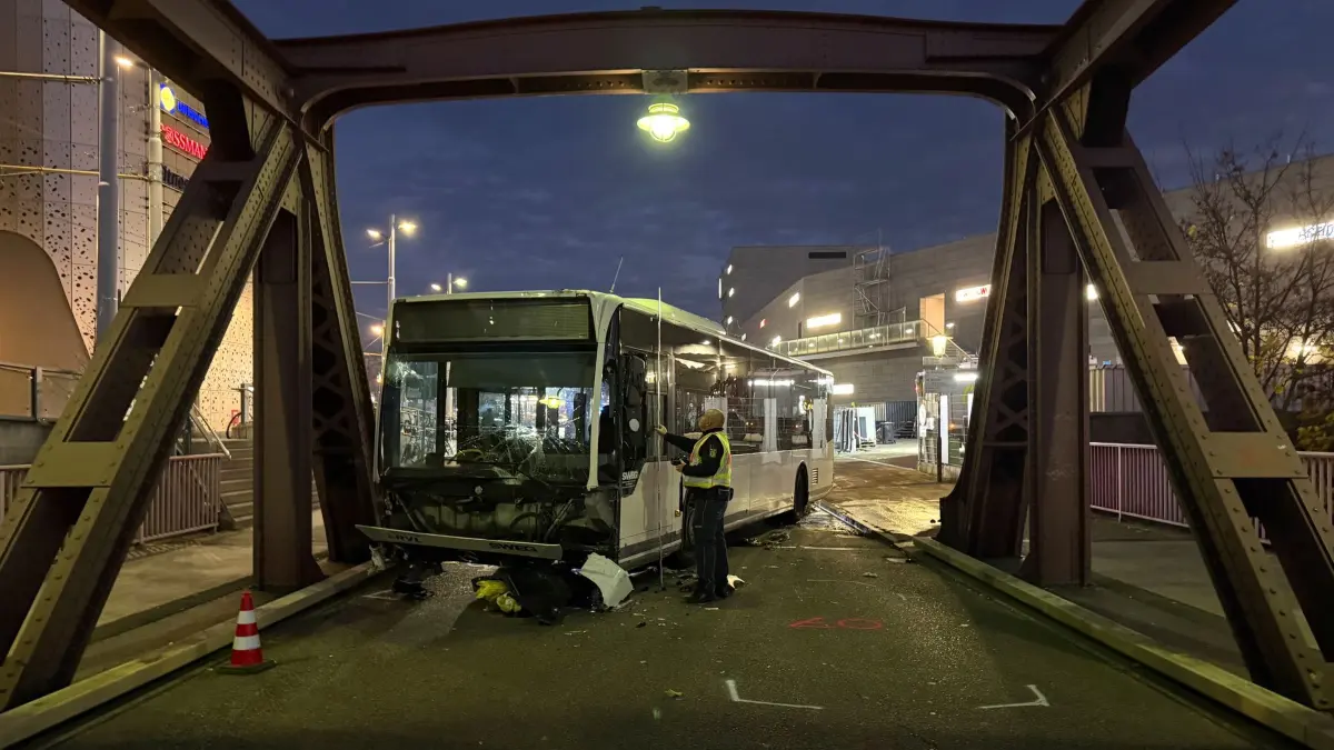 Linienbus fährt in Autos und Passanten: 08.11.2025, Baden-Württemberg, Weil am Rhein: Einsatzkräfte der Polizei ermitteln am Unfallort, um die genauen Umstände zu klären. In Weil am Rhein gerät ein Linienbus außer Kontrolle und prallt in Autos und Fußgänger. Für eine junge Frau endet das tödlich. Foto: Philipp von Ditfurth/dpa +++ dpa-Bildfunk +++