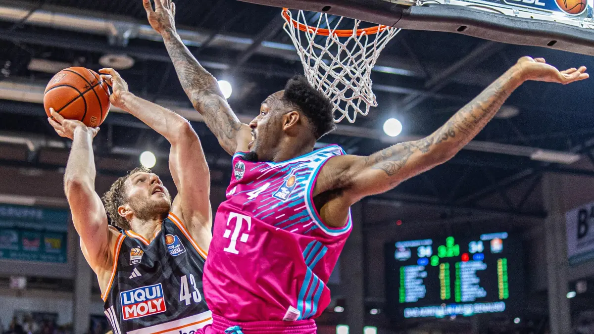 Telekom Baskets Bonn vs. Ratiopharm Ulm, Basketball, easy Credit BBL, 07. Spieltag, 2025/2026, 08.11.2025: Christian Sengfelder (Ratiopharm Ulm, #43) vs Jeff Garrett Jr. (Telekom Baskets Bonn, #04)
Telekom Baskets Bonn vs. Ratiopharm Ulm, Basketball, easy Credit BBL, 07. Spieltag, 2025/2026, 08.11.2025
Foto: Eibner-Pressefoto/Gerhard Wingender