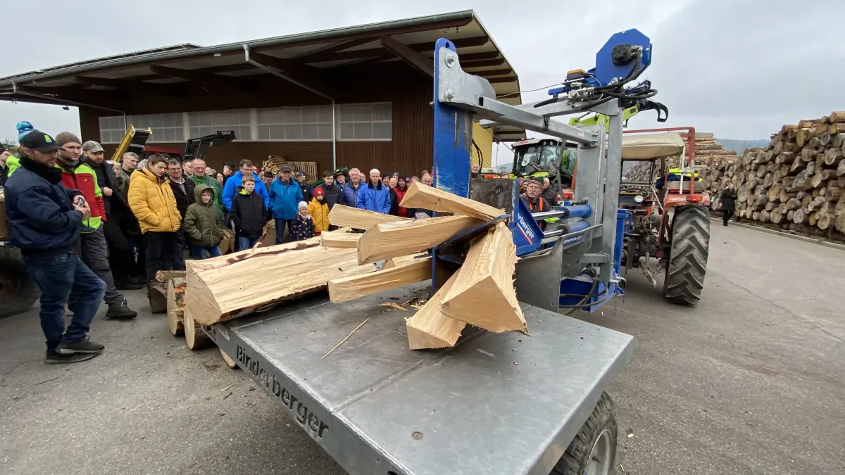 Waldtag 2025 FBG Gaildorf-Fichtenberg auf dem Gelände der Firma Industrieholz Bailänder im Gewerbegebiet Münster mit der FBG Sulzbach-Laufen und Oberrot, Maschinenring Schwäbisch Hall und Haas Landmaschinen aus Münster, Vorführung verschiedener Maschinen rund ums Brennholz