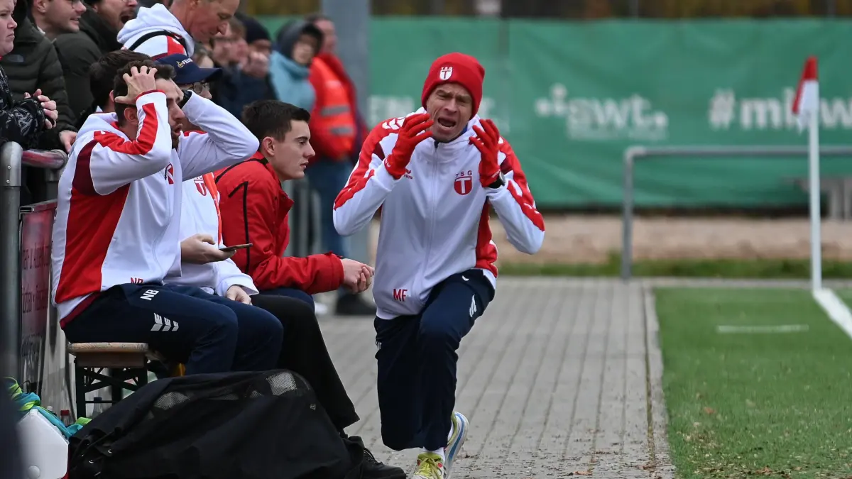 GER, TSG Tuebingen vs. FSV Waiblingen, Fussball, Herren, Verbandsliga, Saison 2025/2026, 08.11.2025: Michael Frick (TSG Tuebingen, Trainer) ist fassungslos, Emotionen
GER, TSG Tuebingen vs. FSV Waiblingen, Fussball, Herren, Verbandsliga, Saison 2025/2026, 08.11.2025
Foto: Eibner-Pressefoto/Nicolas Woern