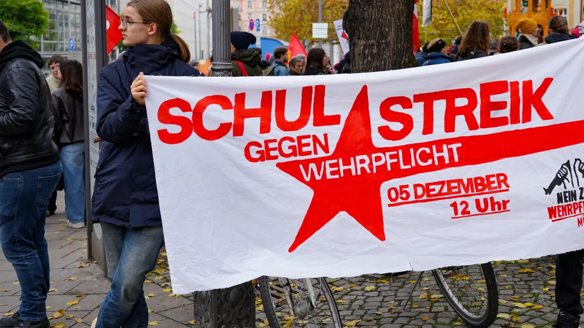 Call For School Strike Against Conscription On Rally In Munich Against Conscription In Germany: Call For School Strike Against Conscription On Rally In Munich Against Conscription In Germany Pupils hold a white and red banner that reads Schulstreik Gegen Wehrpflicht School Strike Against Conscription. They attend a rally and demonstration in Munich, Bavaria, Germany, on November 8, 2025. Munich Germany PUBLICATIONxNOTxINxFRA Copyright: xMichaelxNguyenx originalFilename: nguyen-notitle251108_npGYS.jpg