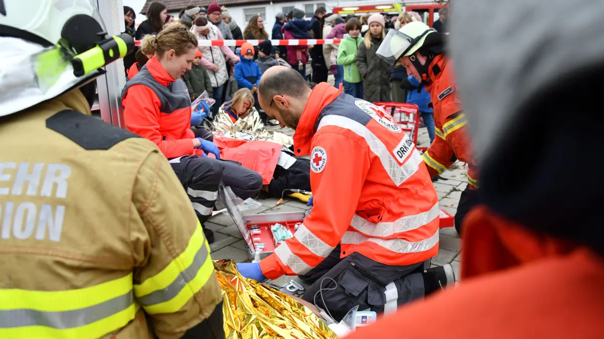 Hauptübung der Winkelfeuerwehren: Die Feuerwehren Oberstadion, Unterstadion und Grundsheim haben am Samstag den Ernstfall geprobt. Unterstützt wurden sie dabei vom DRK-Ortsverein Oberstadion.