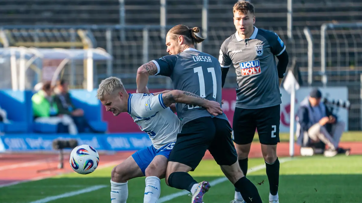 GER, SSV Ulm 1846 vs. FC Hansa Rostock, Fussball, 3. Liga, Spielzeit 2025/2026, 08.11.2025: Viktor Bergh (FC Hansa Rostock, #33) im Zweikampf mit Dennis Chessa (SSV Ulm 1846, #11), GER, SSV Ulm 1846 vs. FC Hansa Rostock, Fussball, 3. Liga, Spielzeit 2025/2026, 08.11.2025,
DFB/DFL regulations prohibit any use of photographs as image sequences and/or quasi-video.
Foto: Eibner-Pressefoto/Michael Schmidt