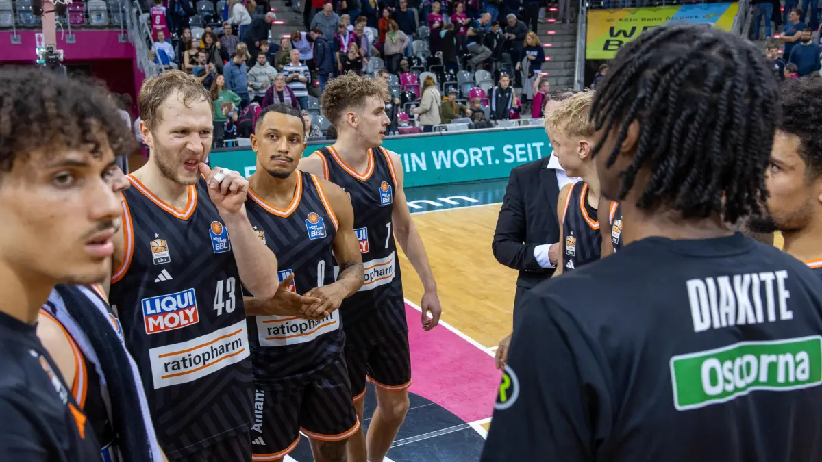 Telekom Baskets Bonn vs. Ratiopharm Ulm, Basketball, easy Credit BBL, 07. Spieltag, 2025/2026, 08.11.2025: Christian Sengfelder (Ratiopharm Ulm, #43), Nelson Weidemann (Ratiopharm Ulm, #00), Tobias Jensen (Ratiopharm Ulm, #07) sind traurig nach der knappen Niederlage
Telekom Baskets Bonn vs. Ratiopharm Ulm, Basketball, easy Credit BBL, 07. Spieltag, 2025/2026, 08.11.2025
Foto: Eibner-Pressefoto/Gerhard Wingender