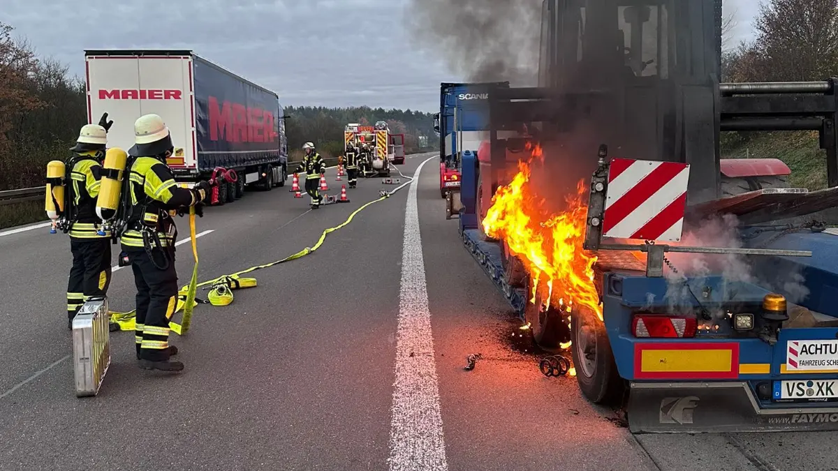 Auf der A81, kurz vor der Auffahrt Empfingen, haben am Samstagmorgen die Reigen eines Sattelaufliegers gebrannt.