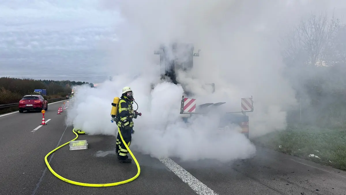 Zu einem Brand auf der A81 bei Empfingen wurde die Feuerwehr am Samstagmorgen gerufen.