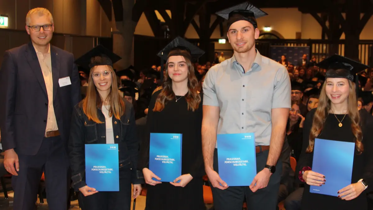 Graduierungsfeier Campus Schwäbisch Hall 2025, OB Daniel Bullinger bei der Preisverleihung für die Semesterbesten Bianca Biechele, Diana Risch, Fabian Kalmbach und Jule Kilma (von links)